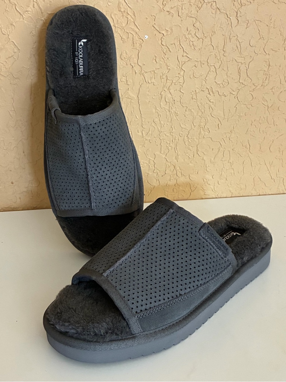 Koolaburra by UGG Men's Dawsen Slipper, Size 10 Men, 12 Women Charcoal NWOT/BOX